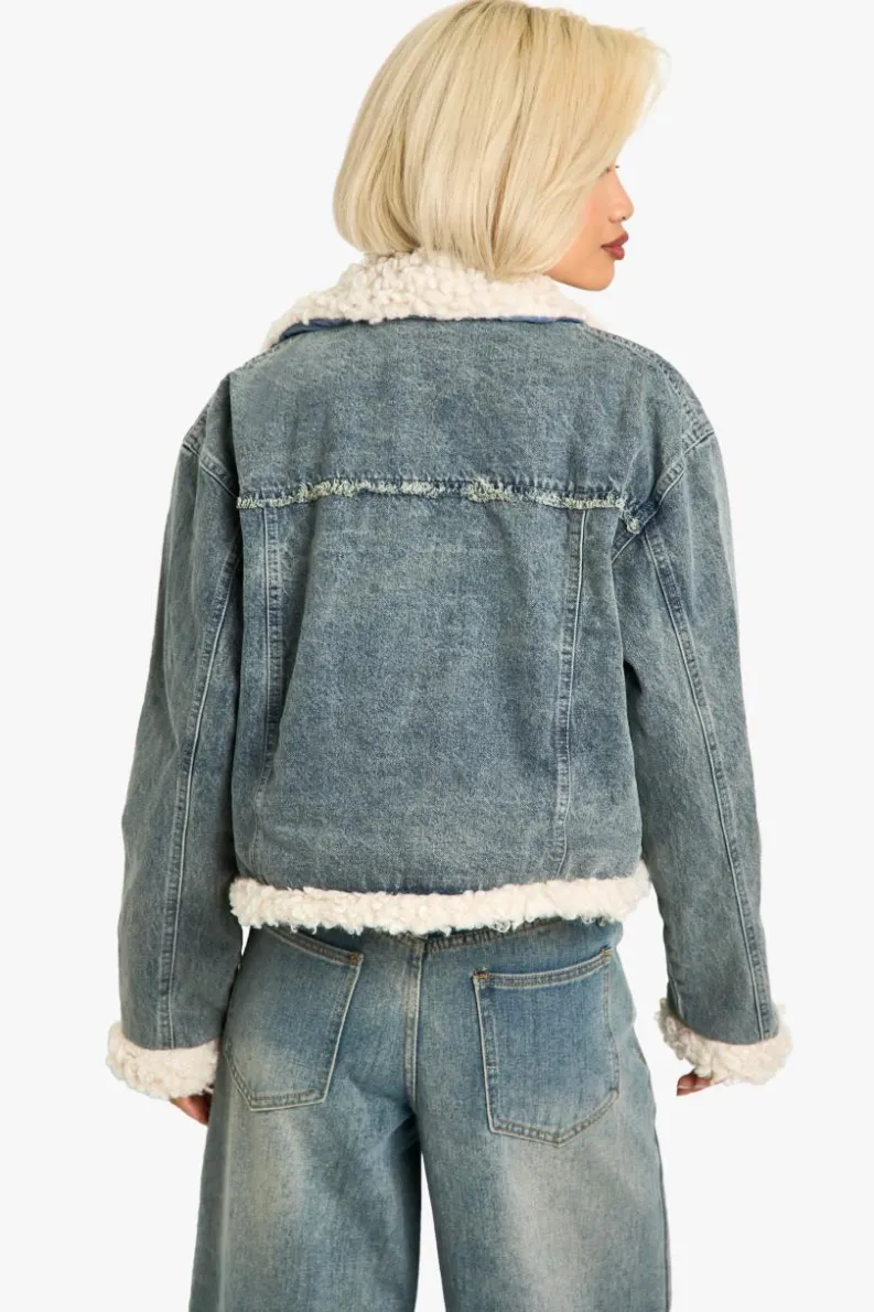 Up To 80% Off Winter Warmers|Denim Jackets*boohoo Teddy Trim Denim Jacket mid wash
