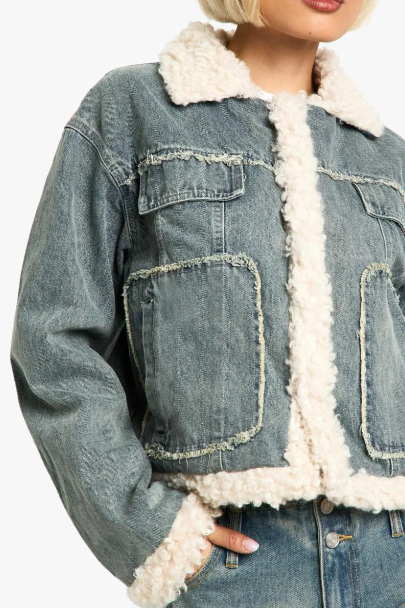 Up To 80% Off Winter Warmers|Denim Jackets*boohoo Teddy Trim Denim Jacket mid wash