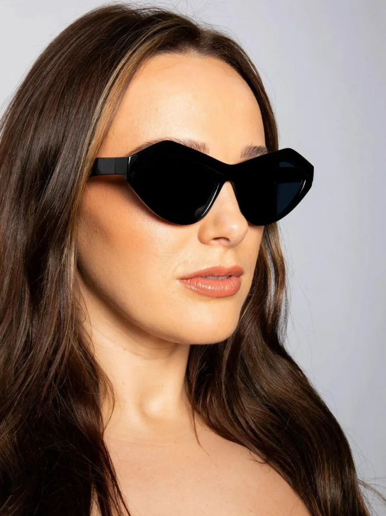 Sunglasses*SVNX Vintage Style Angular Sunglasses in Black